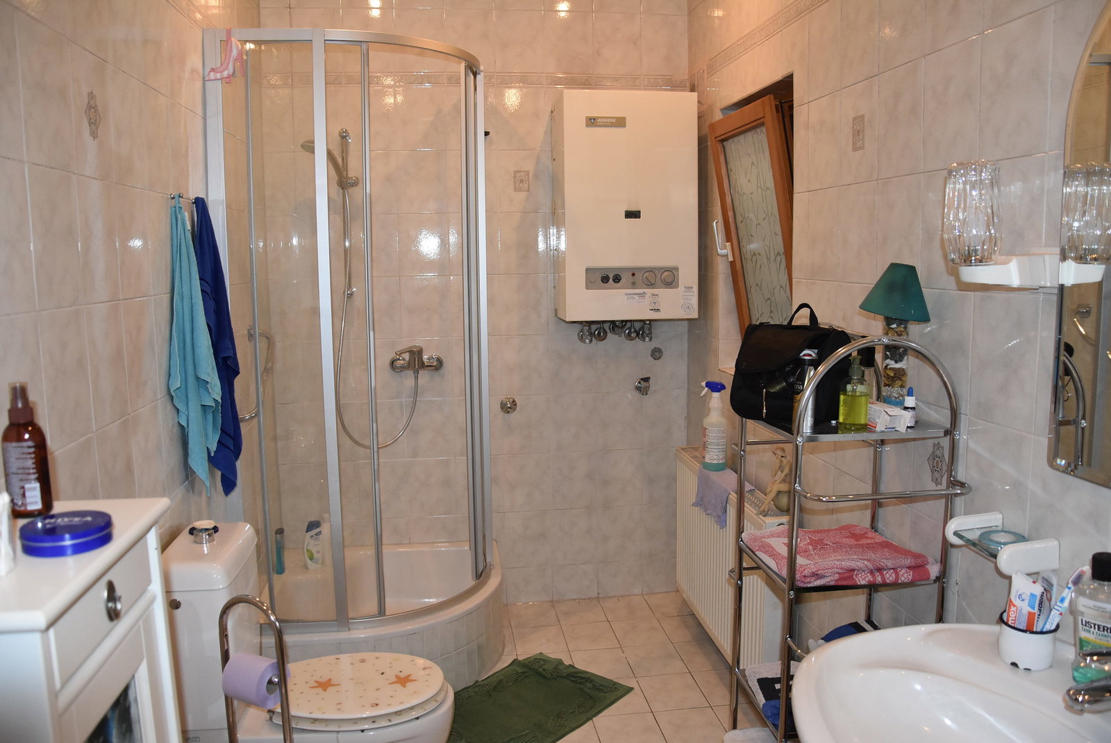 Badezimmer mit Dusche im Monteurapartment
