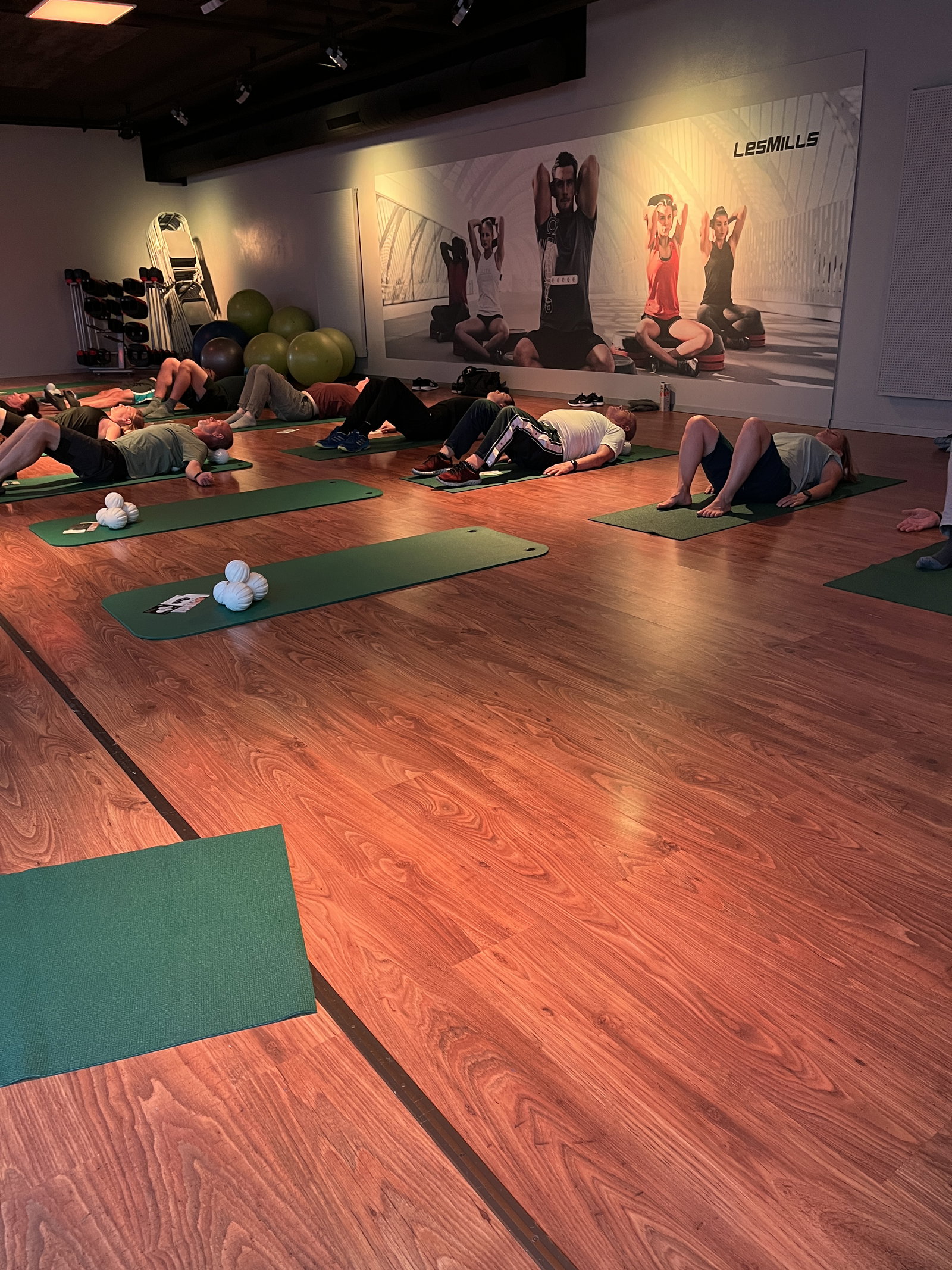 Gruppe von Menschen beim Longevity Check und Gesundheitstraining im Studio Eisenach