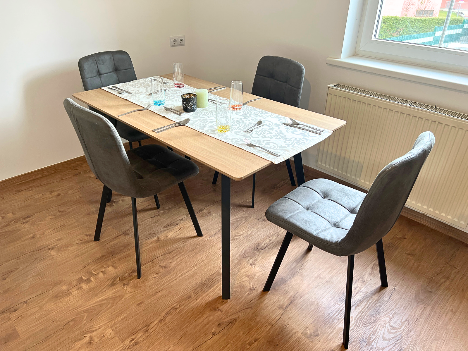 Essbereich mit Tisch im Monteurapartment