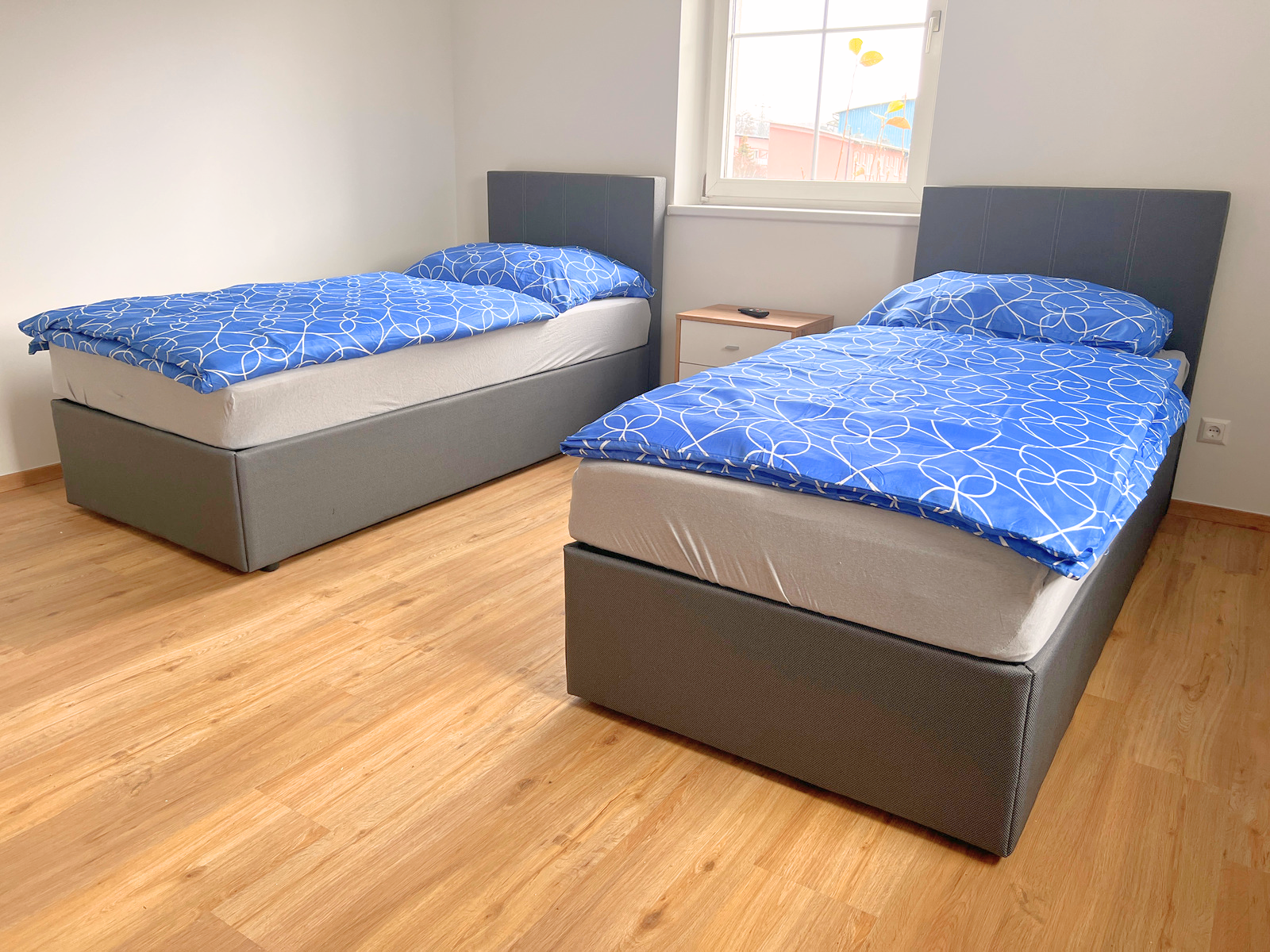 Schlafzimmer mit Einzelbetten im Monteurapartment