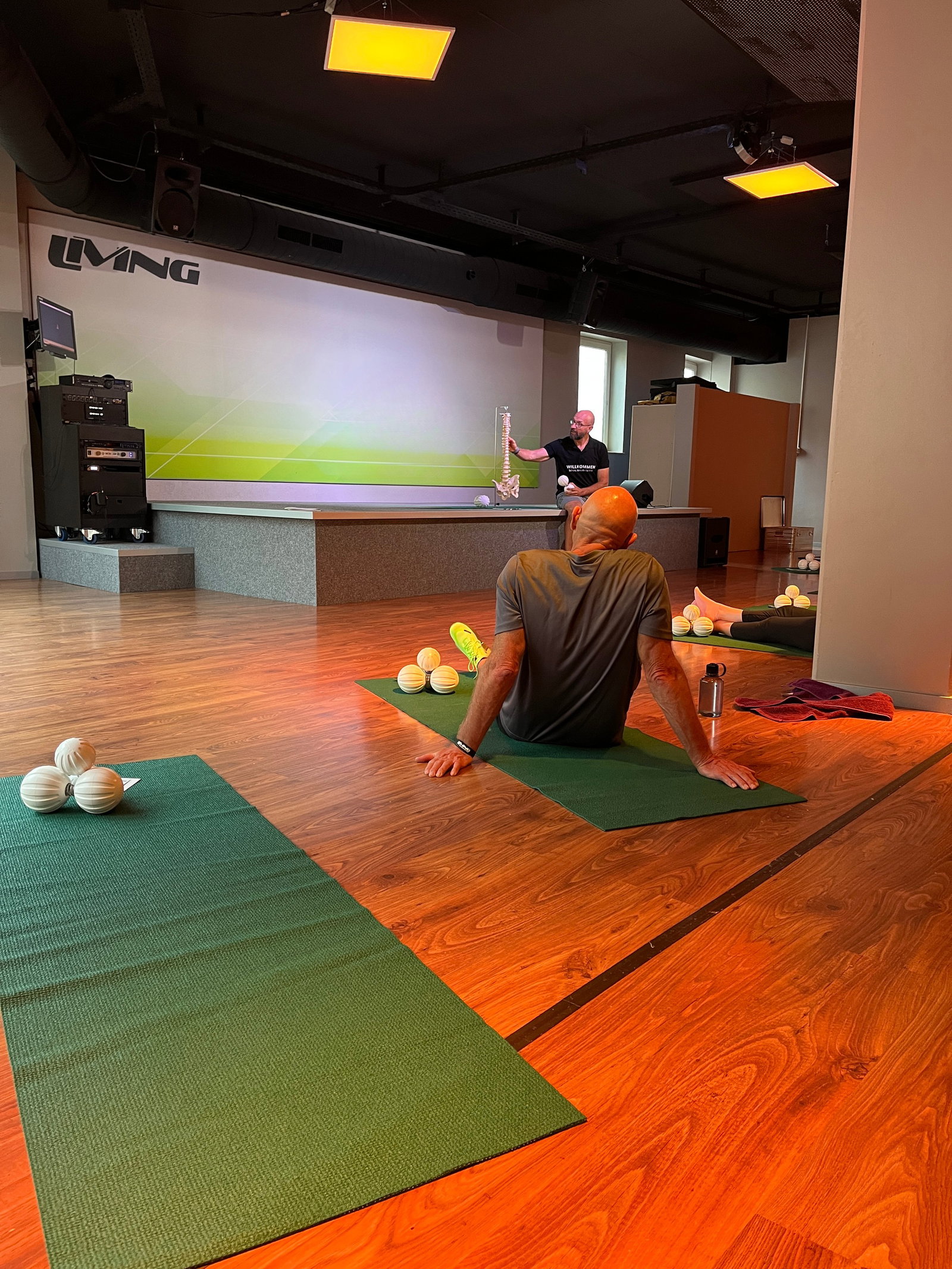 Physiotherapeut demonstriert BALLance-Methode für gesunden Rücken im Workshop